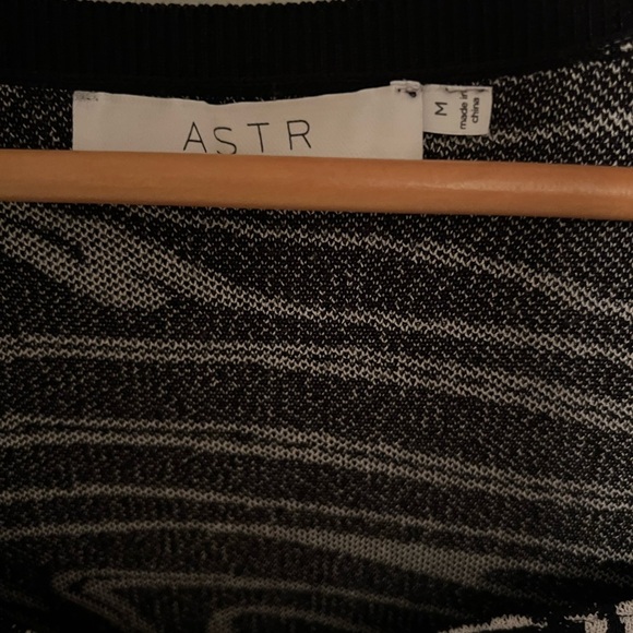 ASTR the Label Sweater Womens Medium Black Cream Sadie Marble Swirl Sweetheart - Picture 6 of 11